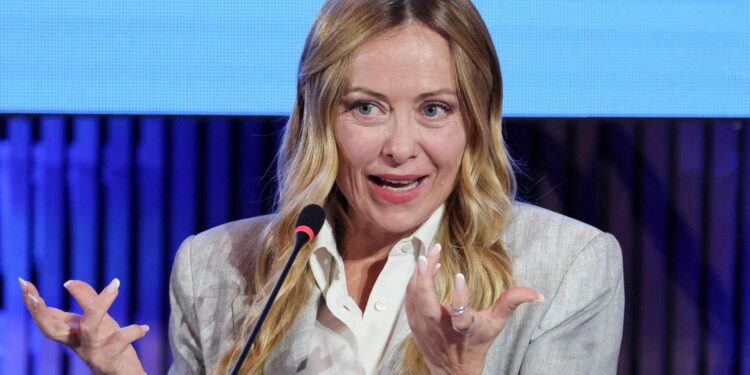 Caro carburanti, Meloni: “Pronti a intervenire con accise mobili”. Verso ok Ue a clausola salvaguardia Italia
