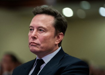 Ucraina, Musk spegne Starlink e ferma i droni di Kiev: “Decisione di Trump”