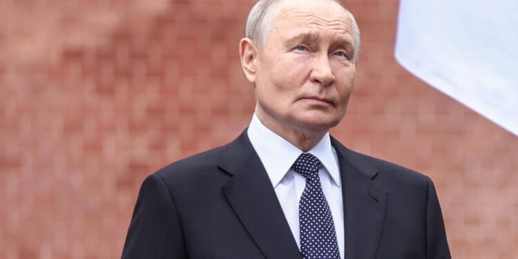 Putin compie 74 anni: dal trattore al coccodrillo, ecco i regali più assurdi ricevuti
