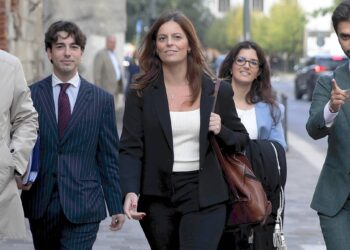 Ilaria Salis e il risarcimento agli ex collaboratori, ecco perché la condanna è stata annullata