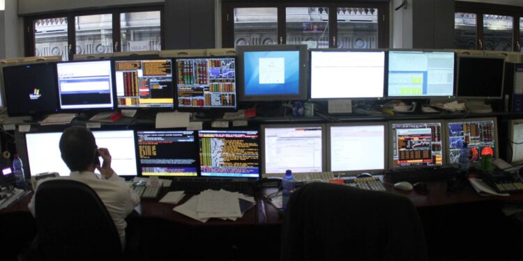 Spread in calo a 109 punti base, rendimenti al 4,55%: oggi l’asta dei Bot