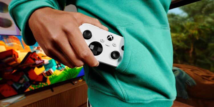 Un pad più piccolo di uno smartphone: Xbox presenta Nano Controller